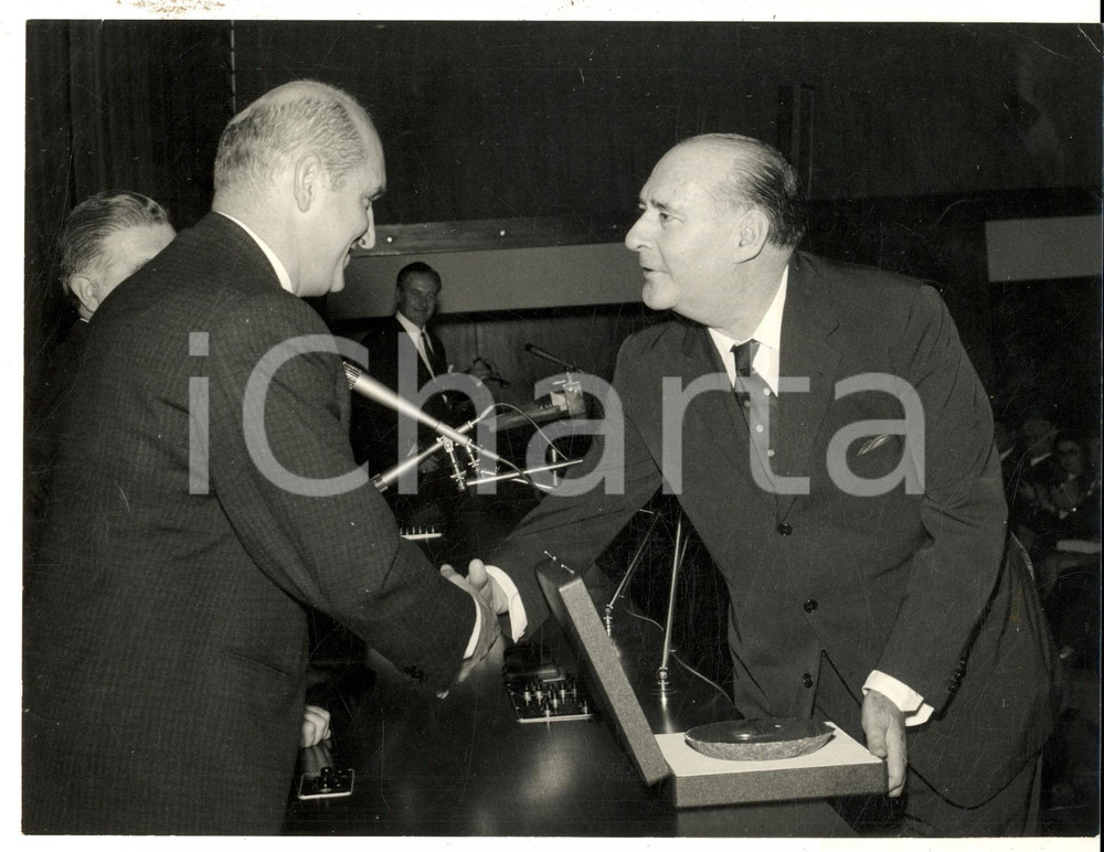 Fotografia d epoca originale 1969 MILANO XX MIFED Roberto ROSSELLINI riceve premio Fipresci Foto 24x18 cm 1