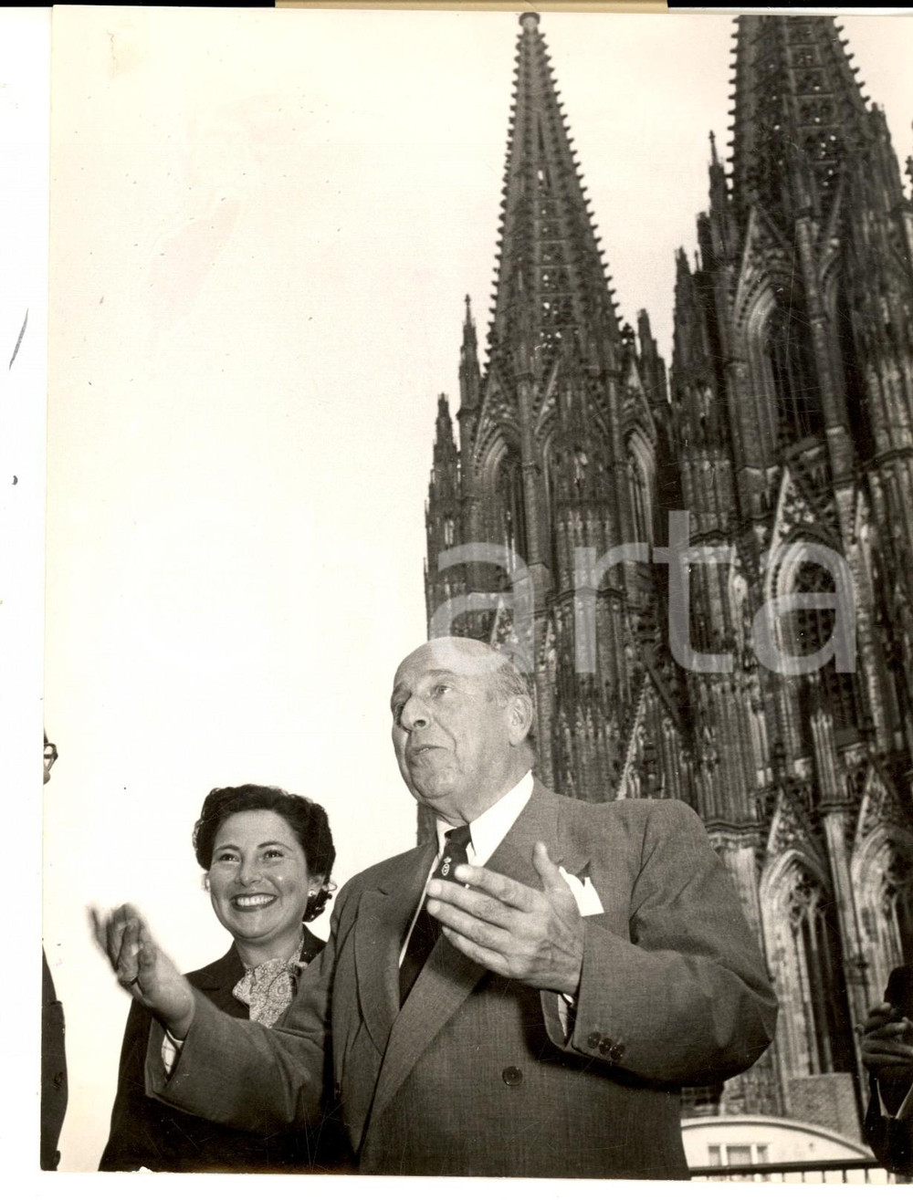 Fotografia d epoca originale 1953 COLONIA Il compositore Robert STOLZ nei pressi della cattedrale Foto 15x20 1