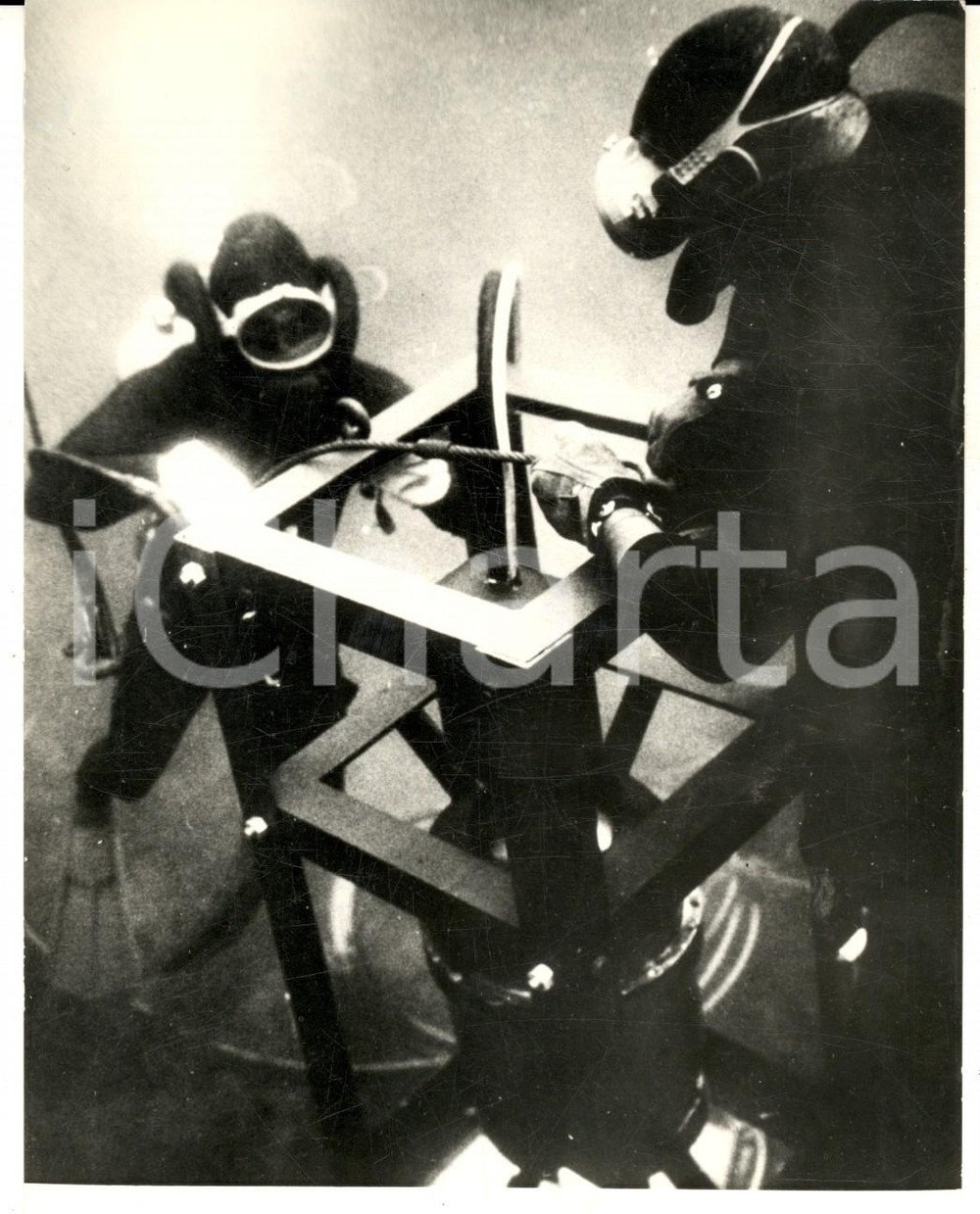 Fotografia d epoca originale 1970 ca CALIFORNIA Generatori nucleari posti sul fondo del Pacifico Foto 1