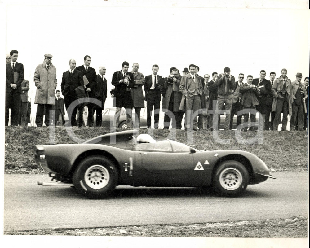 Fotografia d epoca originale 1967 BALOCCO VC ALFA ROMEO Teodoro ZECCOLI testa il superbolide 33 Foto 24x18 1