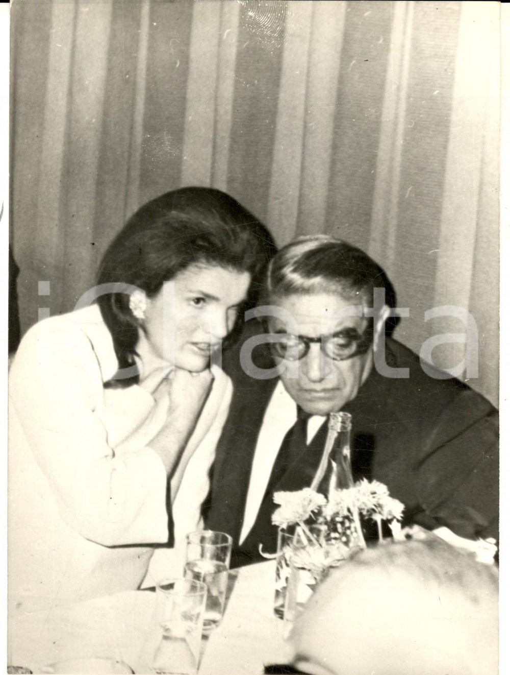 Fotografia d epoca originale 1970 ATENE Jacqueline KENNEDY a cena con Aristotele ONASSIS Foto 13x18 cm 1