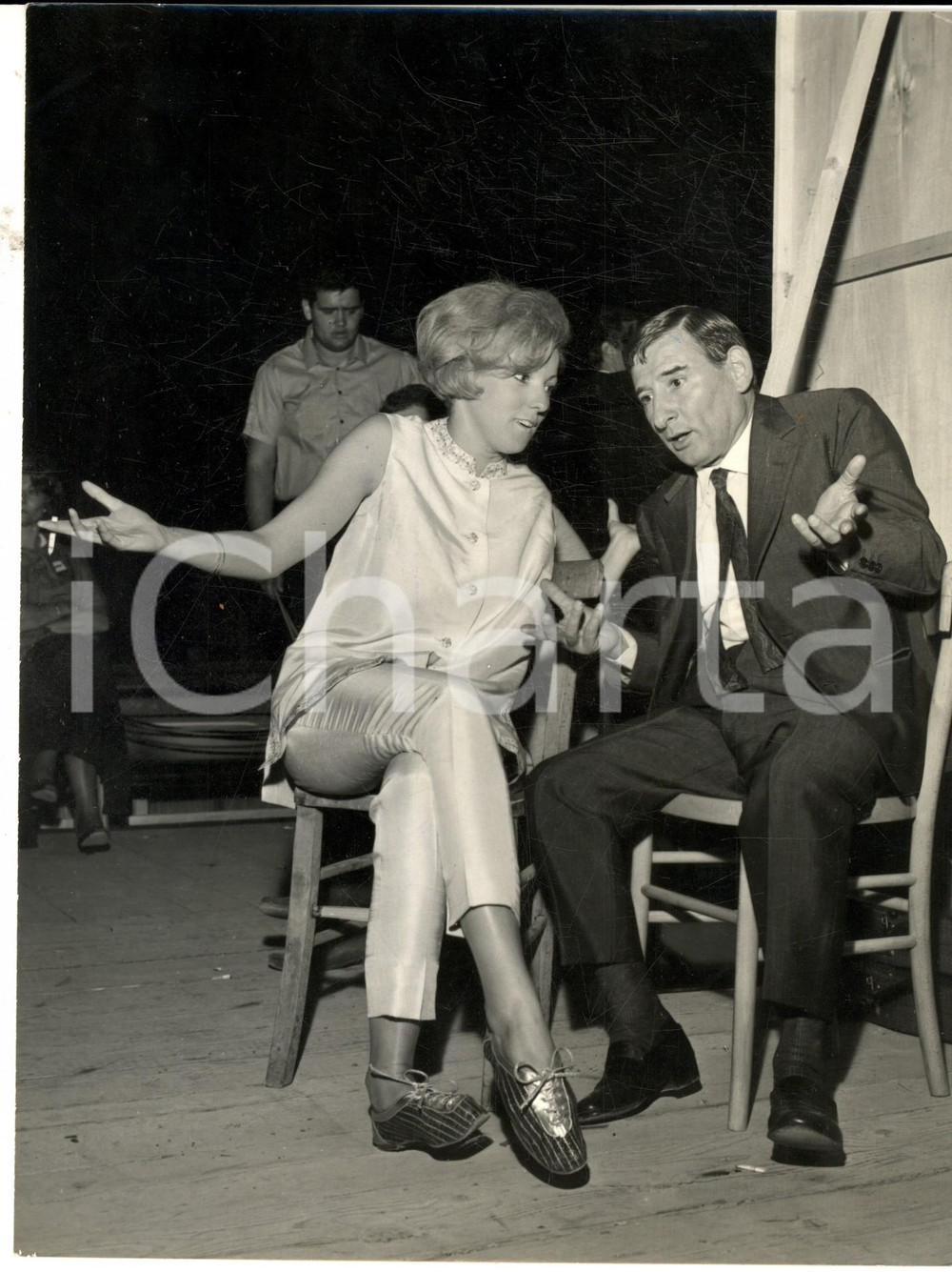 Fotografia d epoca originale 1965 FOGGIA CANTAGIRO Renato RASCEL con una bella ammiratrice Foto 18x24 cm 1