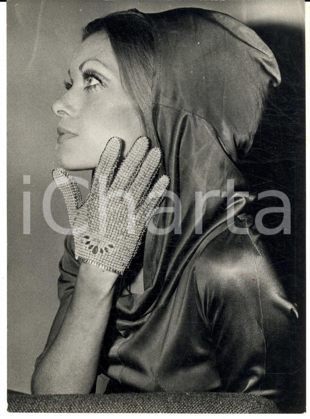 Fotografia d epoca originale 1969 GIOIELLERIA Un guanto d oro inventato a Londra Foto COSTUME 13x18 cm 1
