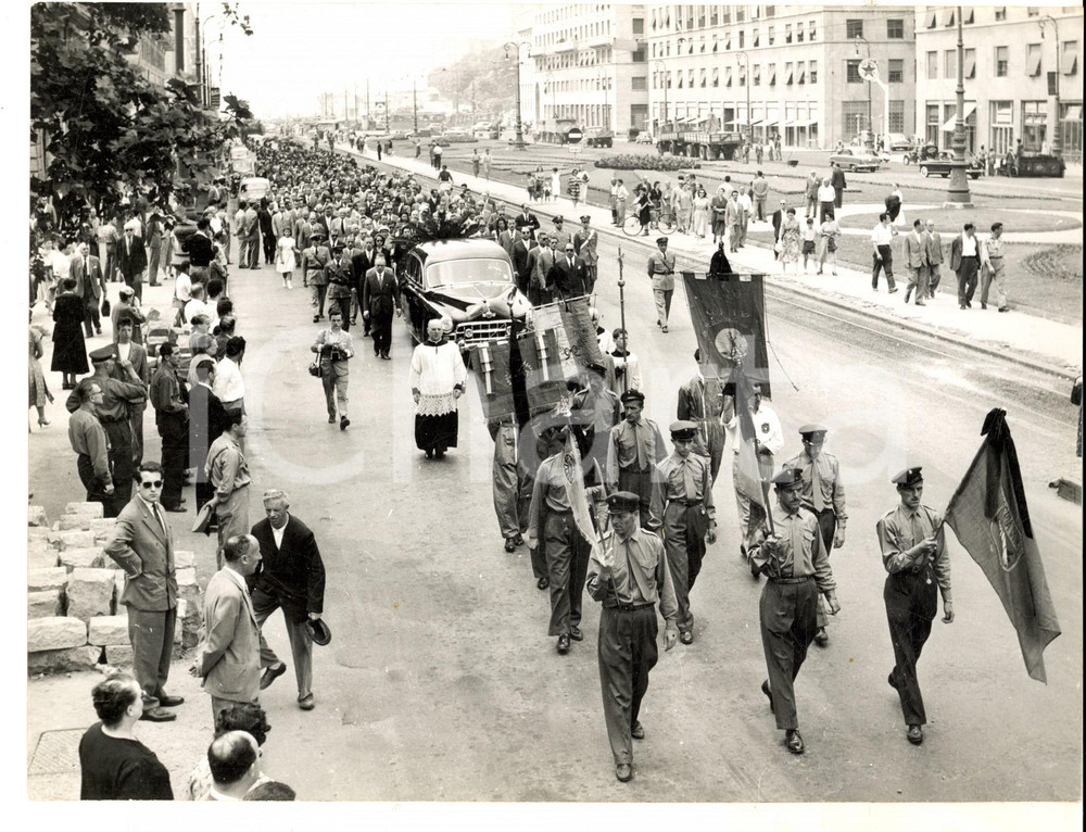Fotografia d epoca originale 1955 GENOVA Corteo funebre per l automobilista Piero VALENZANO Foto 24x18 1