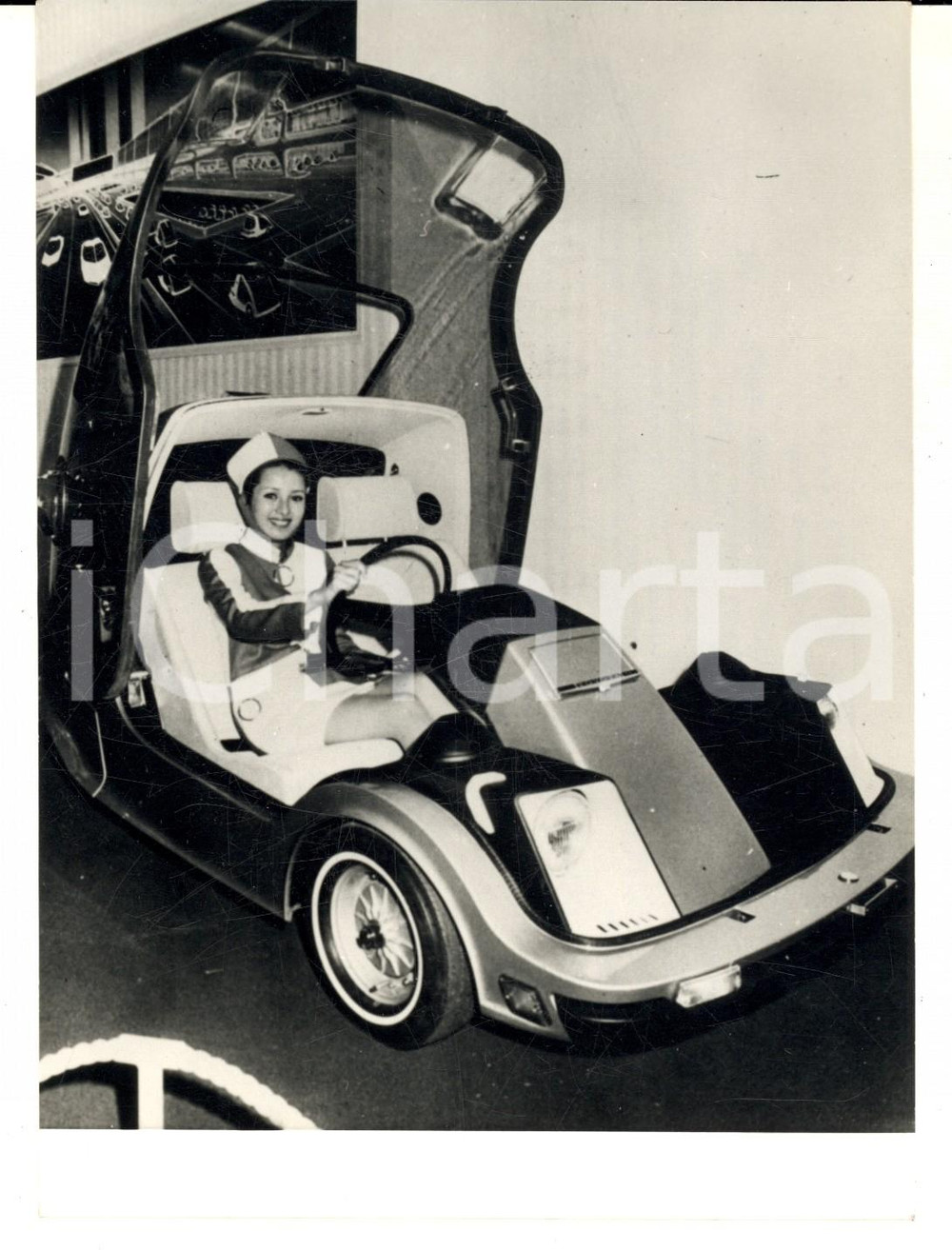 Fotografia d epoca originale 1970 ca AUTOMOBILISMO Prototipo di auto elettrica dal Giappone Foto 13x18 cm 1