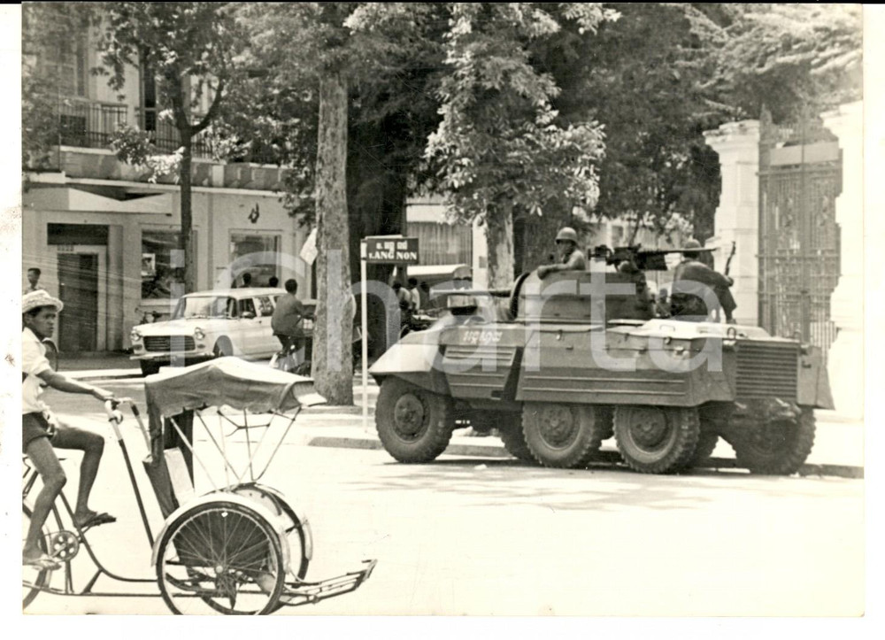 Fotografia d epoca originale 1970 PNOM PENH CAMBOGIA Carri armati presso l Assemblea Nazionale Foto 18x13 1