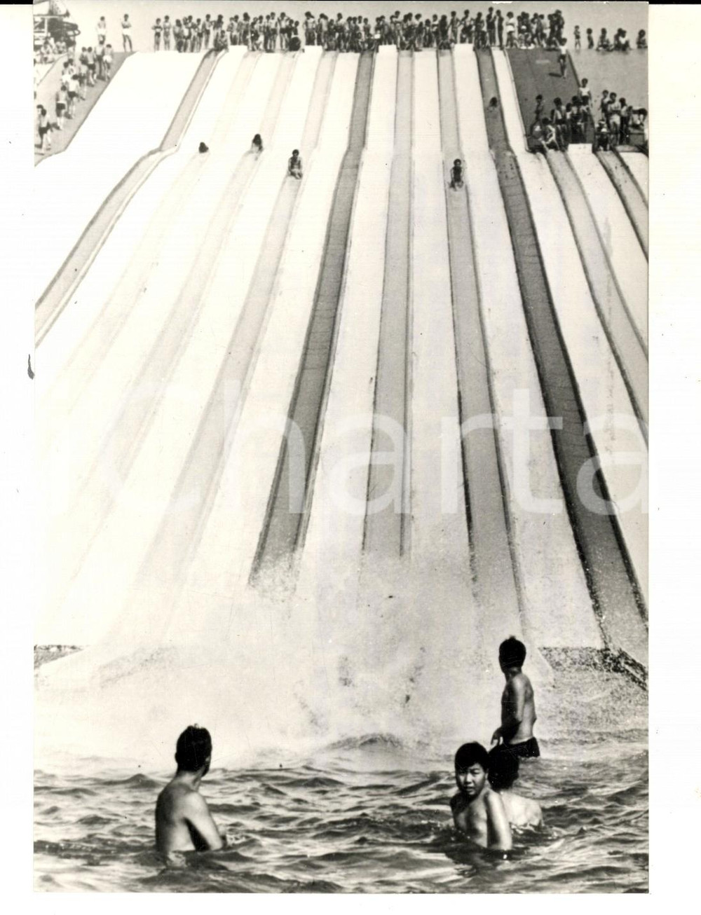 Fotografia d epoca originale 1970 FUNABASHI JAPAN Scivolo di 100 m per combattere il caldo Foto 13x18 cm 1