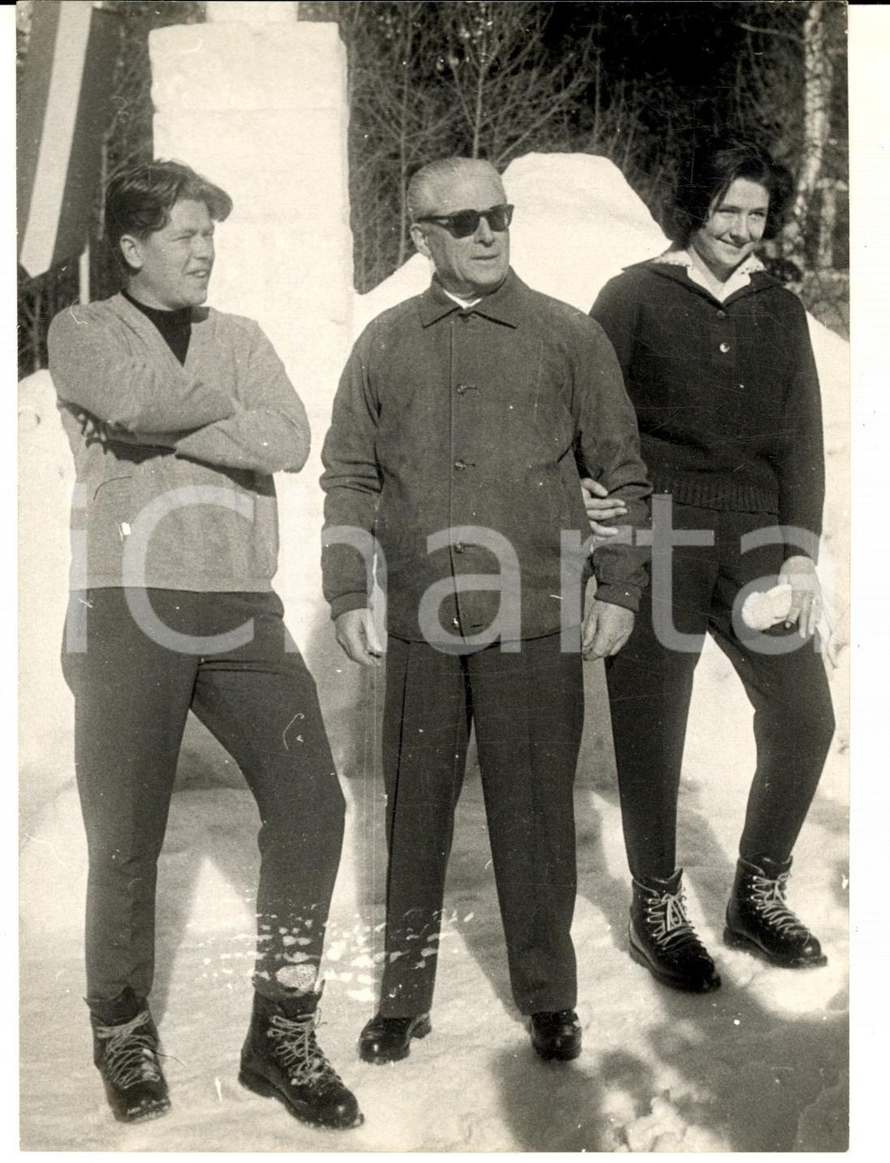 Fotografia d epoca originale 1959 COURMAYEUR Giovanni GRONCHI trascorre il Capodanno in famiglia Foto 1