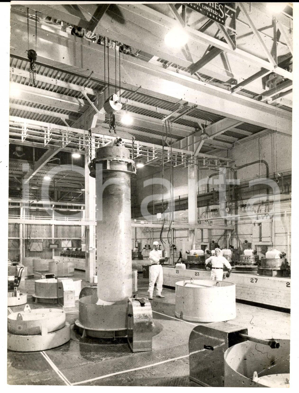 Fotografia d epoca originale 1959 SPRINGFIELDS Reactor lifted from a furnace at uranium s factory Photo 1