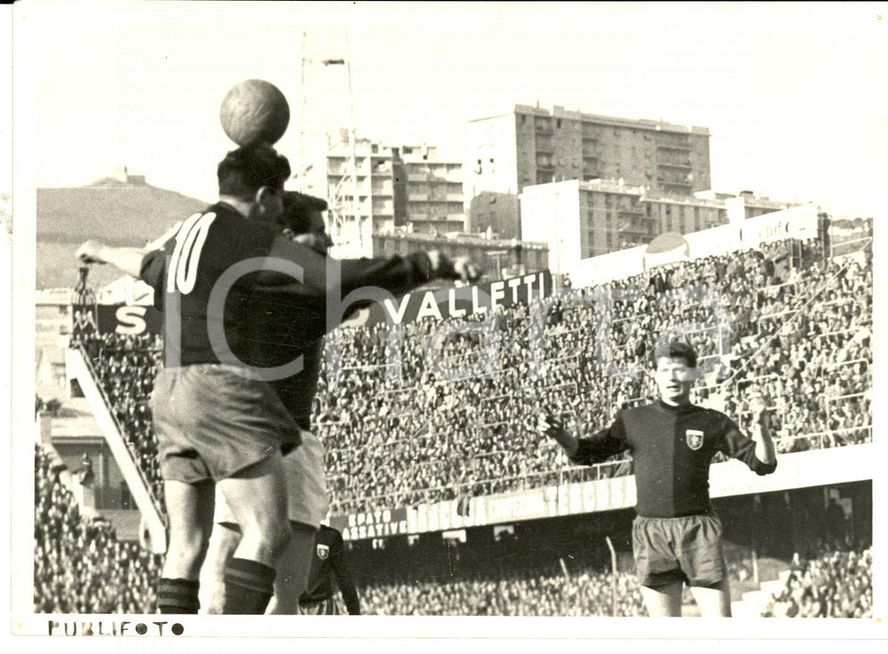 Fotografia d epoca originale 1960 ca CALCIO GENOAFIORENTINA Mario PANTALEONI ostacola Guido GRATTON Foto 1