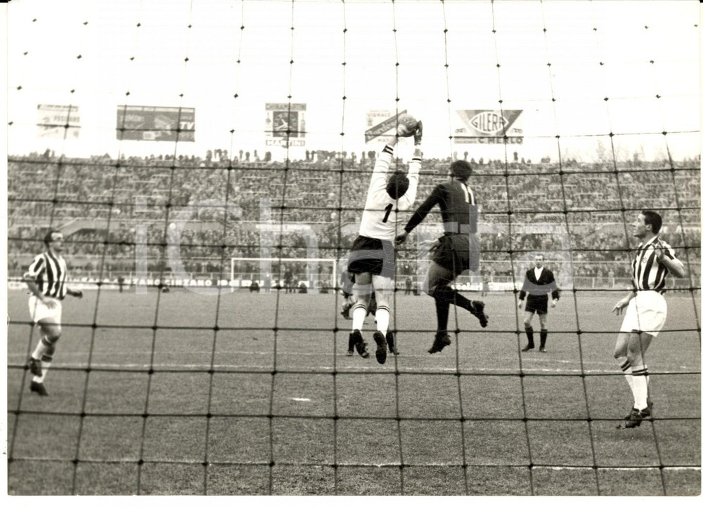 Fotografia d epoca originale 1959 CALCIO JUVENTUSGENOA Parata Giuseppe VAVASSORI su Paolo BARISON  Foto 1