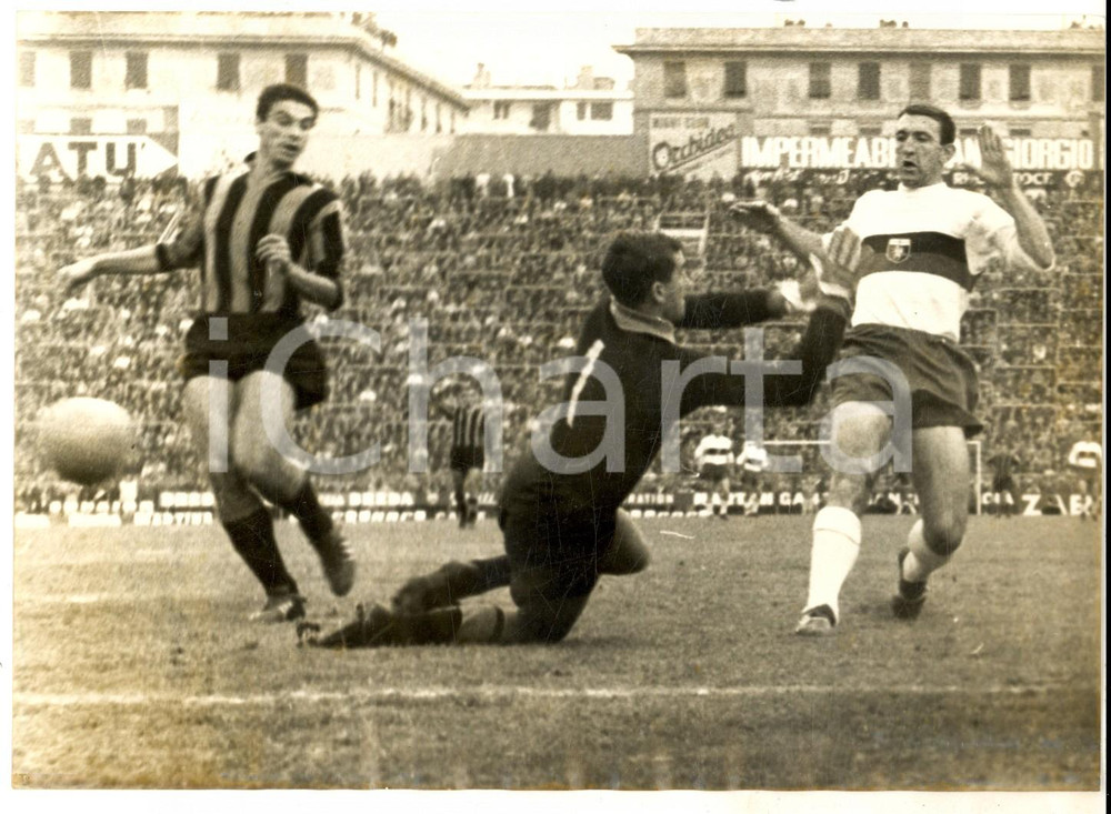 Fotografia d epoca originale 1960 ca CALCIO SERIE A MILANGENOA Uscita del portiere Foto 18x13 cm 1