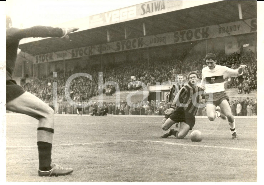 Fotografia d epoca originale 1960 ca CALCIO SERIE A MILANGENOA Un azione di gioco Foto 18x13 cm 1