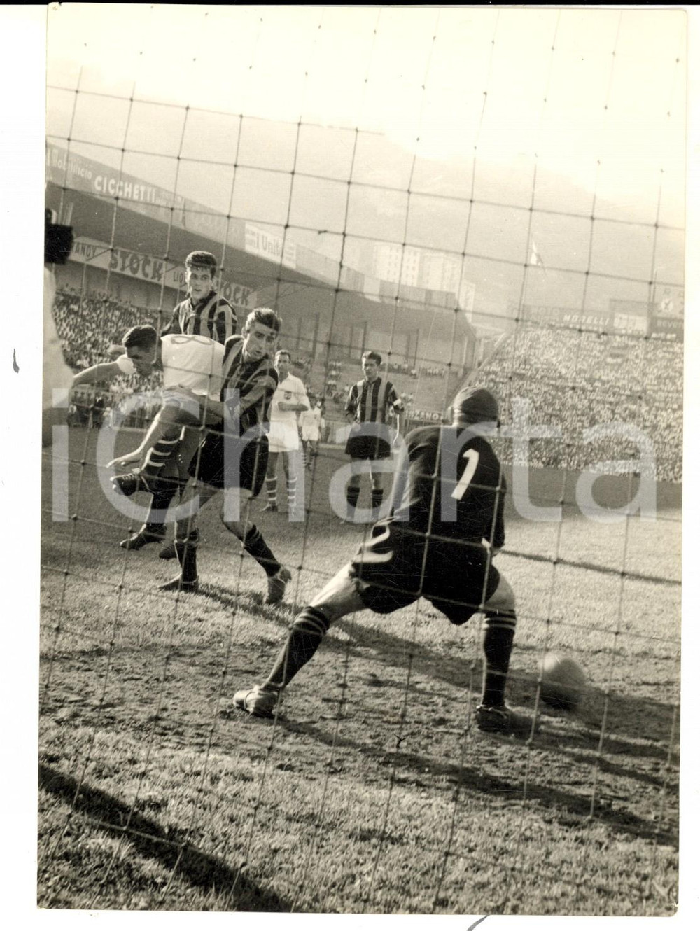 Fotografia d epoca originale 1960 ca CALCIO SERIE A MILANGENOA Mischia in area di rigore Foto 13x18 cm 1
