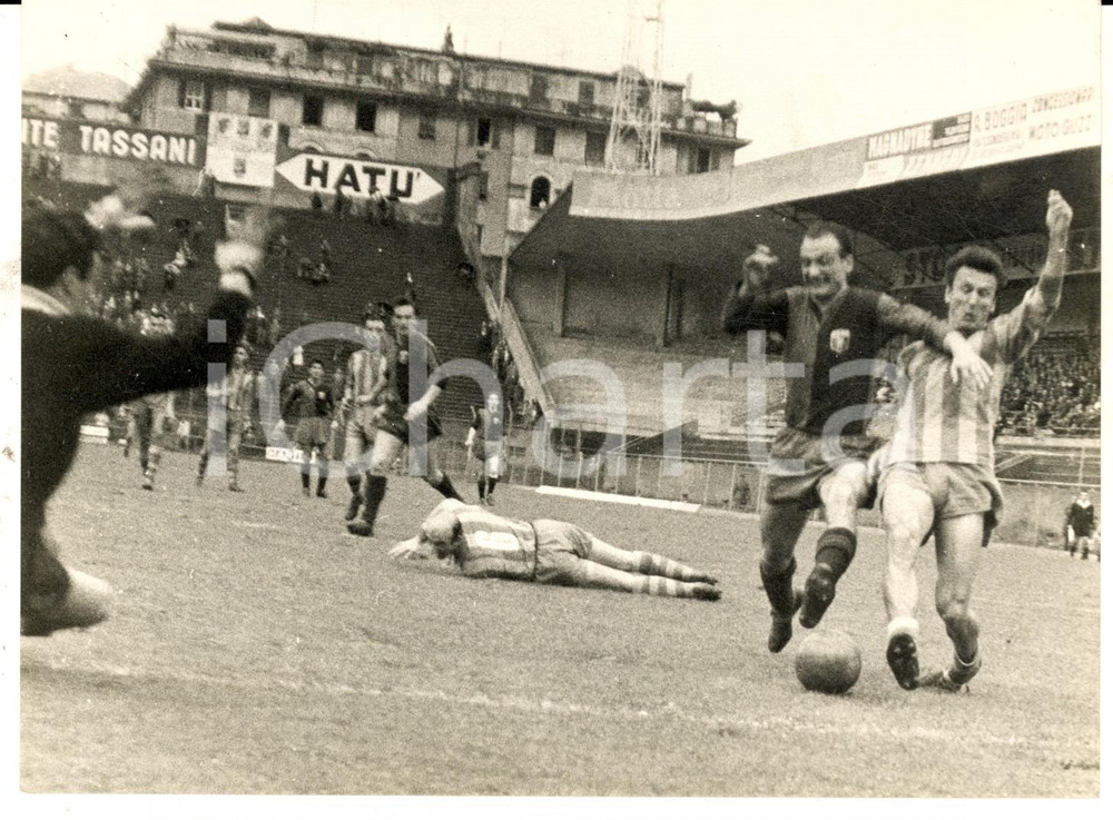 Fotografia d epoca originale 1960 ca CALCIO SERIE A GENOA Contrasto falloso in area Foto 18x13 cm 1