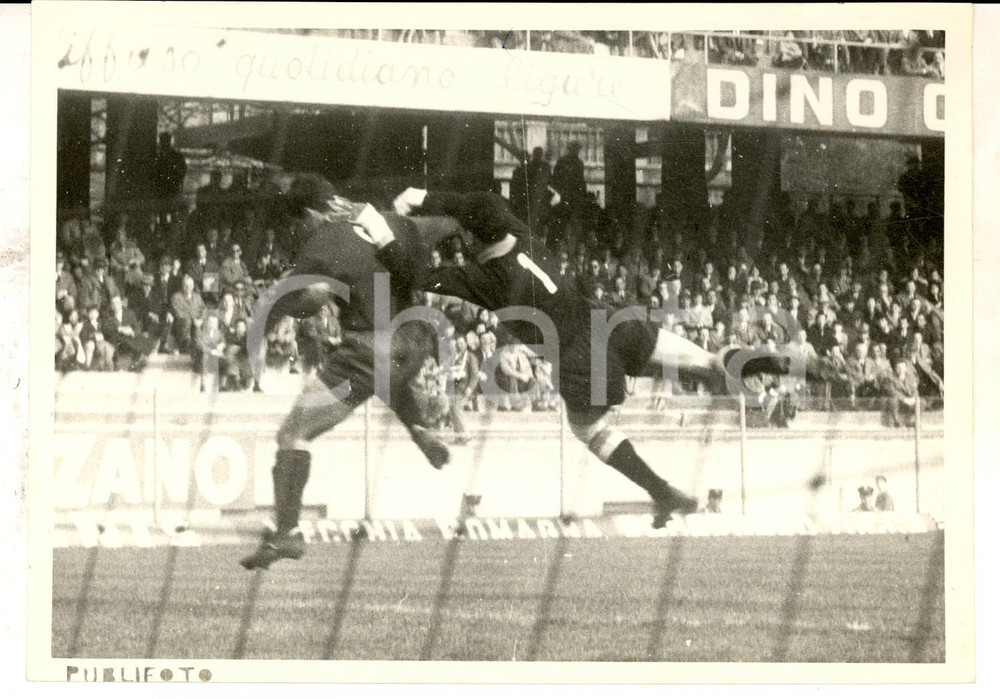 Fotografia d epoca originale 1960 ca CALCIO SERIE A Stadio Marassi GENOA Contrasto portiereattaccante Foto 1