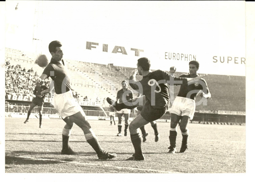 Fotografia d epoca originale 1962 CALCIO FIORENTINAGENOA Eddie FIRMANI in rovesciata contro Alberto ORZAN 1
