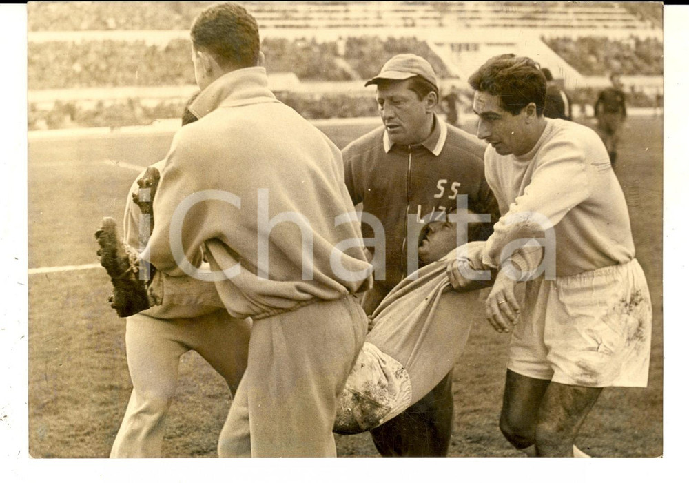 Fotografia d epoca originale 1959 CALCIO SERIE A LAZIOGENOA 24 Renzo BURINI infortunato alla testa Foto 1