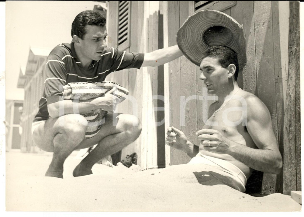 Fotografia d epoca originale 1960 ca CESENATICO Calciatori Giorgio GHEZZI e Osvaldo FATTORI al mare Foto 1