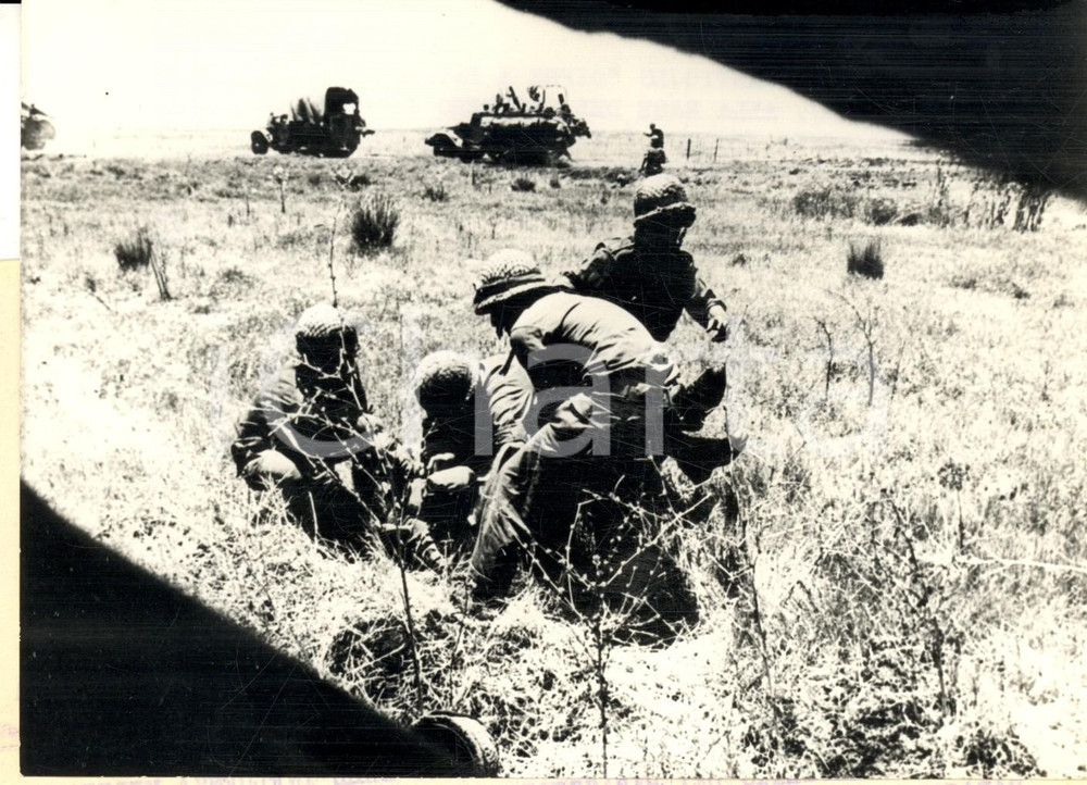 Fotografia d epoca originale 1970 Guerra ISRAELEEGITTO  Recupero di un soldato ferito dai guerriglieri Foto 1