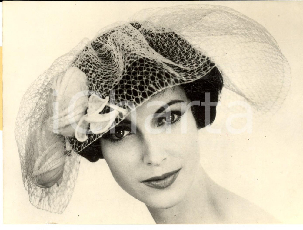 Fotografia d epoca originale 1958 MODA PARIS Cappello Claude SAINTCYR Modello SAINTCLOUD Foto 18x13 cm 1
