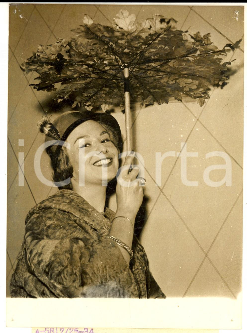 Fotografia d epoca originale 1957 MODA PARIS Creazione con ombrellino di foglie Fotografia 12x18 cm 1