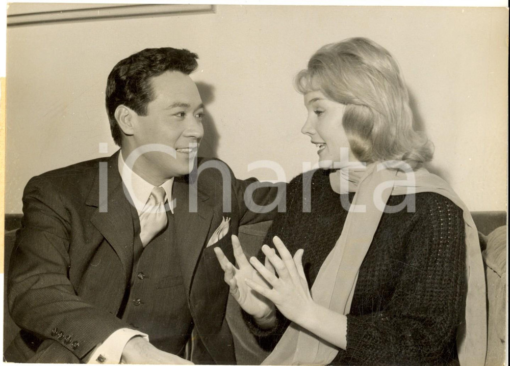 Fotografia d epoca originale 1961 PARIS Carroll BAKER e James SHIGETA sul set di Bridge to the sun Foto 1