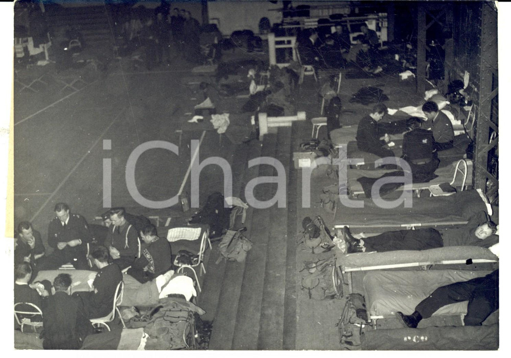 1962 PARIS Compagnie de C.R.S. au gymnase JAURES POUR sécurité DE GAULLE *Photo