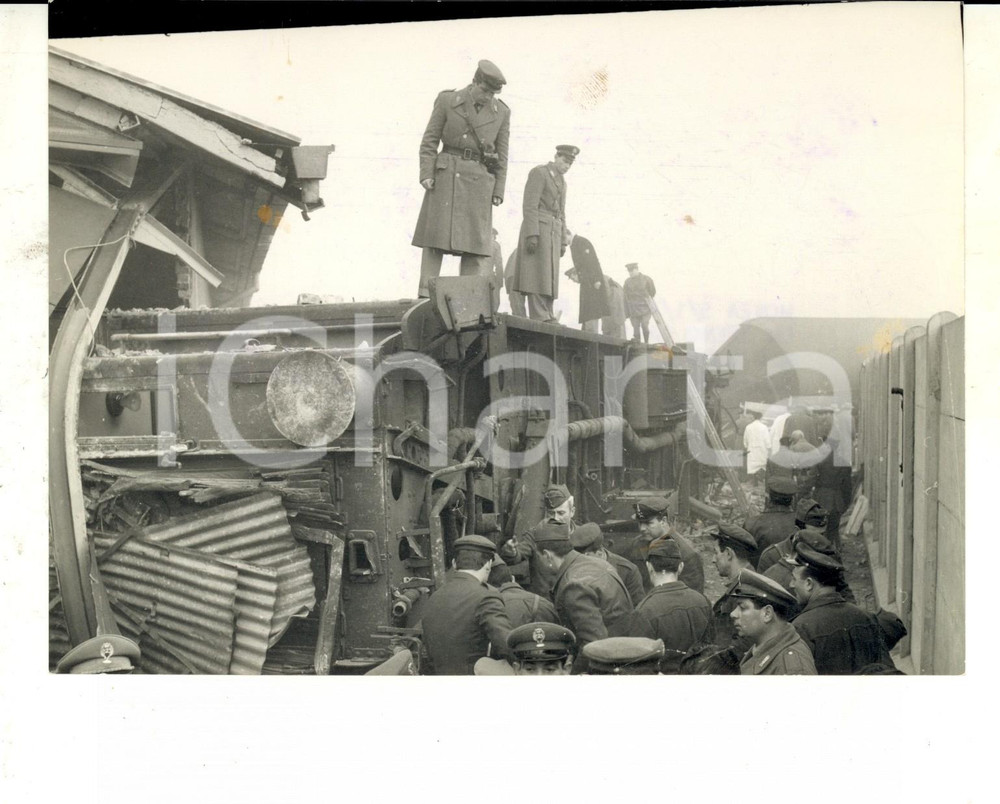Fotografia d epoca originale 1960 MONZA Deragliamento treno SONDRIOMILANO  I soccorsi Foto 18x13 1