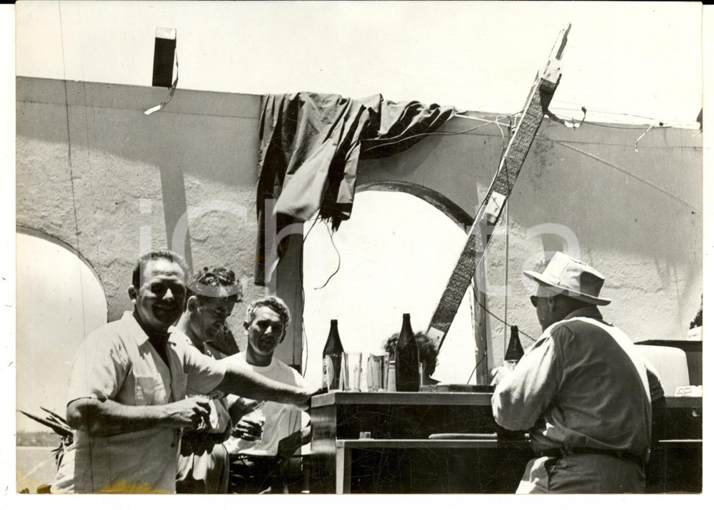 Fotografia d epoca originale 1960 PORT VILA VANUATU Clienti in un bar devastato da un ciclone Foto 18x13 1
