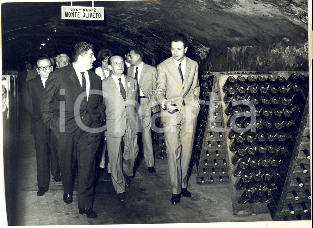 Fotografia d epoca originale 1963 ACQUI TERME Congresso Canzone Italiana  Gino BRAMIERI visita una cantina 1
