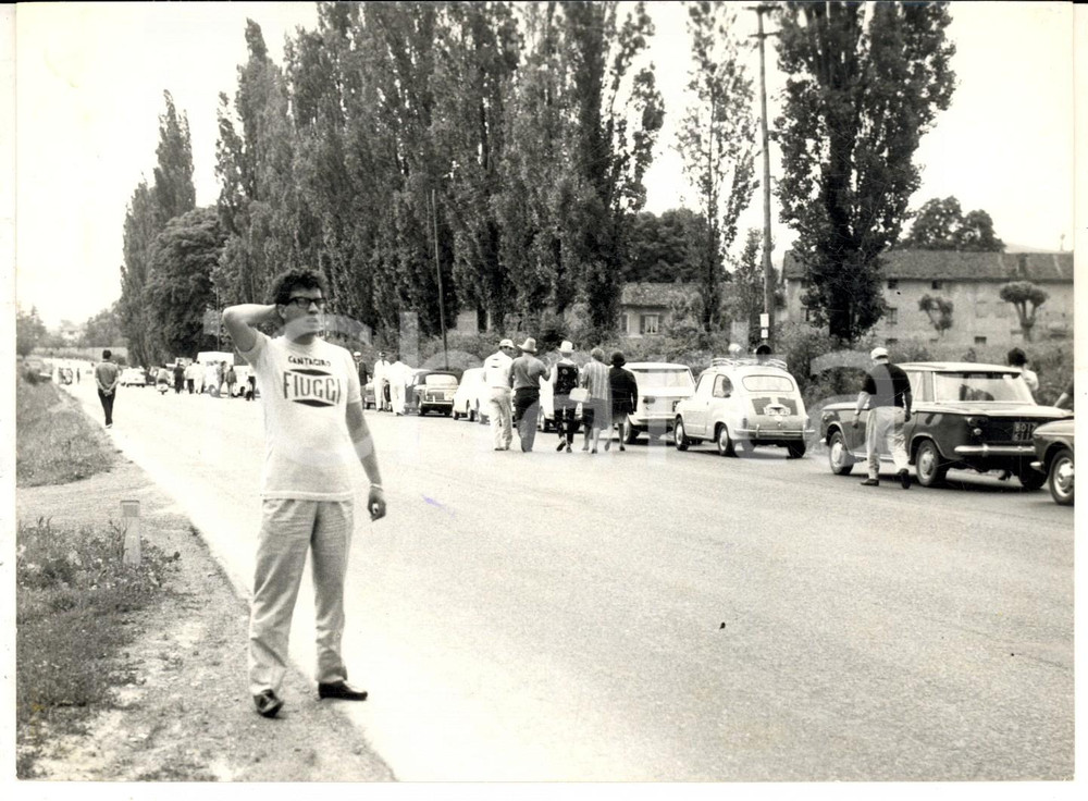 Fotografia d epoca originale 1963 SALSOMAGGIORE CANTAGIRO Peppino DI CAPRI fora una gomma Foto 18x13 cm 1