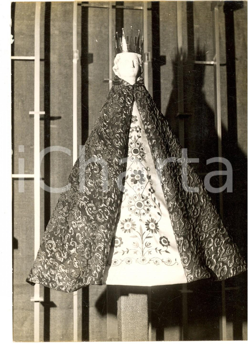 Fotografia d epoca originale 1962 PARIS Salon EuropÃ©en d Art SacrÃ©  Une riche statue Photo 13x18 cm 1