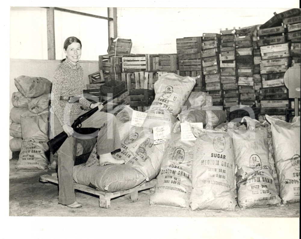 Fotografia d epoca originale 1974 ENGLAND Moglie di Rene ROLSTONE armata nel suo deposito di zucchero Foto 1