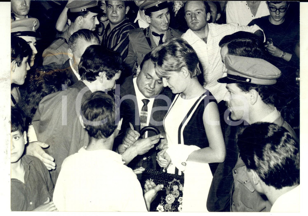 Fotografia d epoca originale 1963 SESTRI LEVANTE CANTAGIRO Luciano TAJOLI festeggiato dai fan Foto 18x13 cm 1