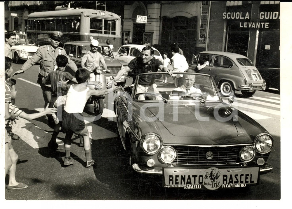 Fotografia d epoca originale 1965 CANTAGIRO PUGLIA Entusiasmo per Renato RASCEL in auto Foto 18x13 cm 1