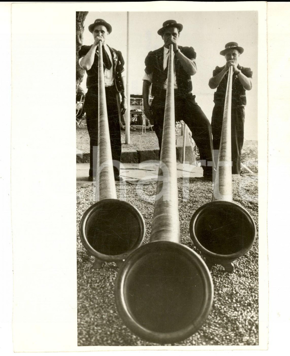 Fotografia d epoca originale 1960 ca SUISSE Audition de trompe des Alpes pendant une fÃªte cantonale Photo 1