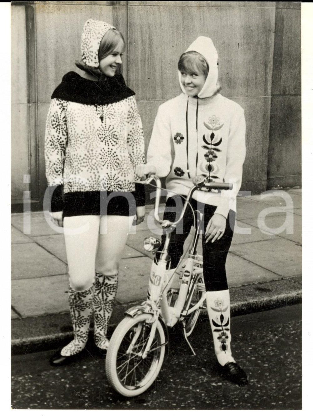 Fotografia d epoca originale 1965 LONDON SAVOY HOTEL Modelle Ann JARVIS e Rowena PETTIT con maglie italiane 1