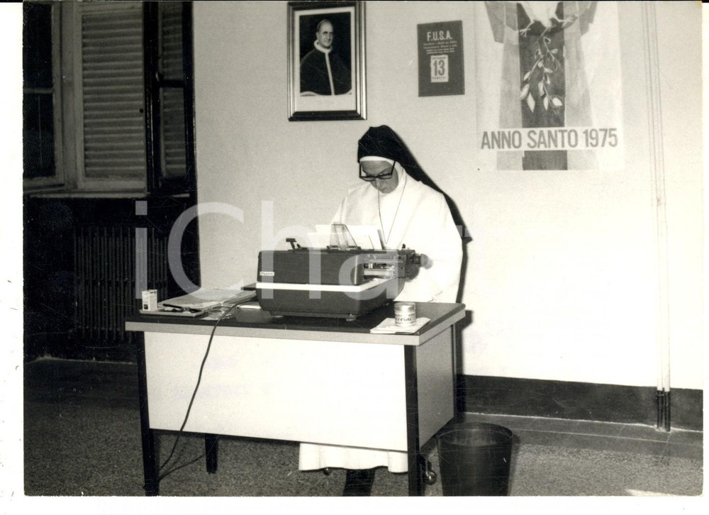 Fotografia d epoca originale 1975 ROMA ANNO SANTO Suora al lavoro presso l ufficio archivio Foto 18x13 1