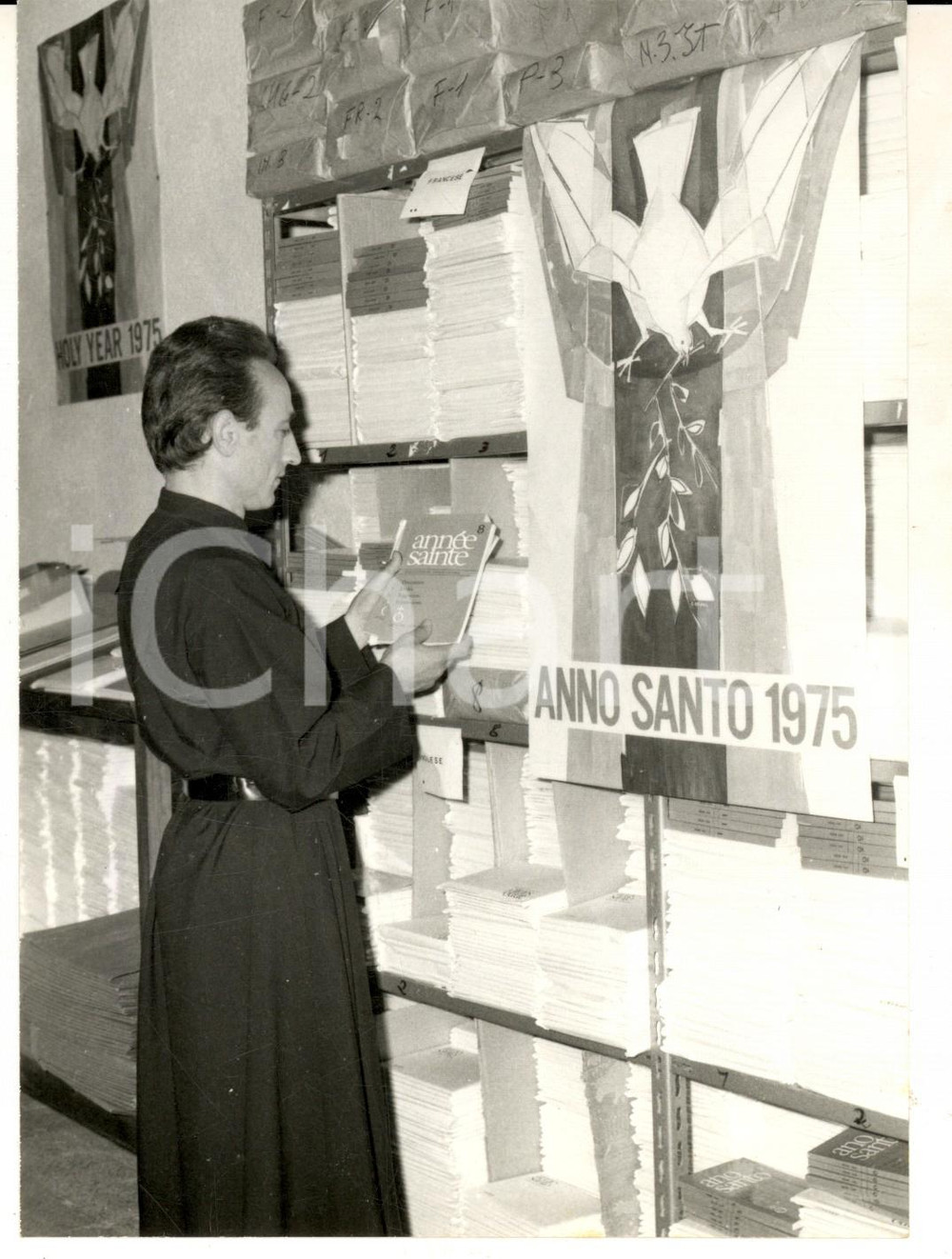 Fotografia d epoca originale 1975 ROMA ANNO SANTO Sacerdote al lavoro presso l ufficio spedizioni Foto 13x18 1