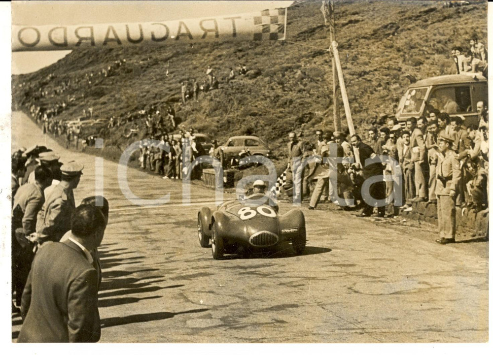 Fotografia d epoca originale 1955 AUTOMOBILISMO CATANIAETNA Vincitore Leonardo SESTI su FIAT STANGUELLINI 1