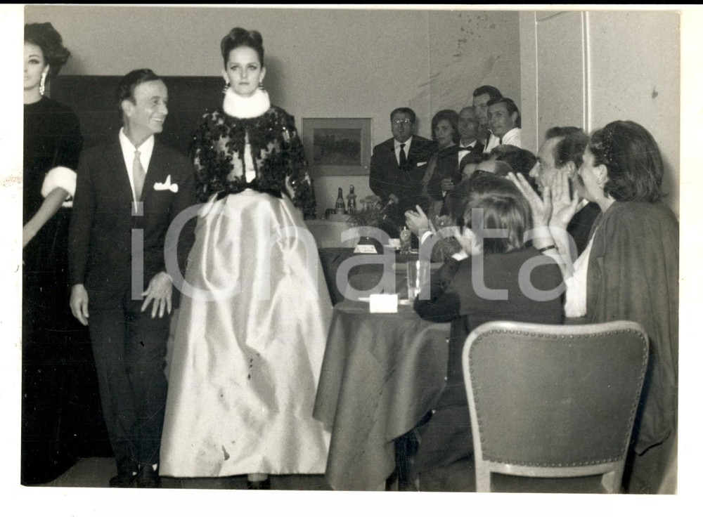 Fotografia d epoca originale 1964 MILANO Dama Bianca Giulia OCCHINI alla sfilata della figlia Lolli Foto 1