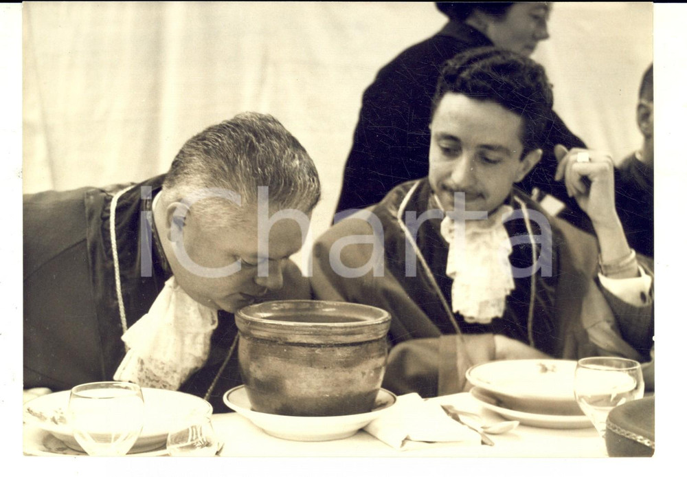 Fotografia d epoca originale 1962 CAEN F Championnat du monde des tripes  Deux jurats Pjhoto 18x13 cm 1