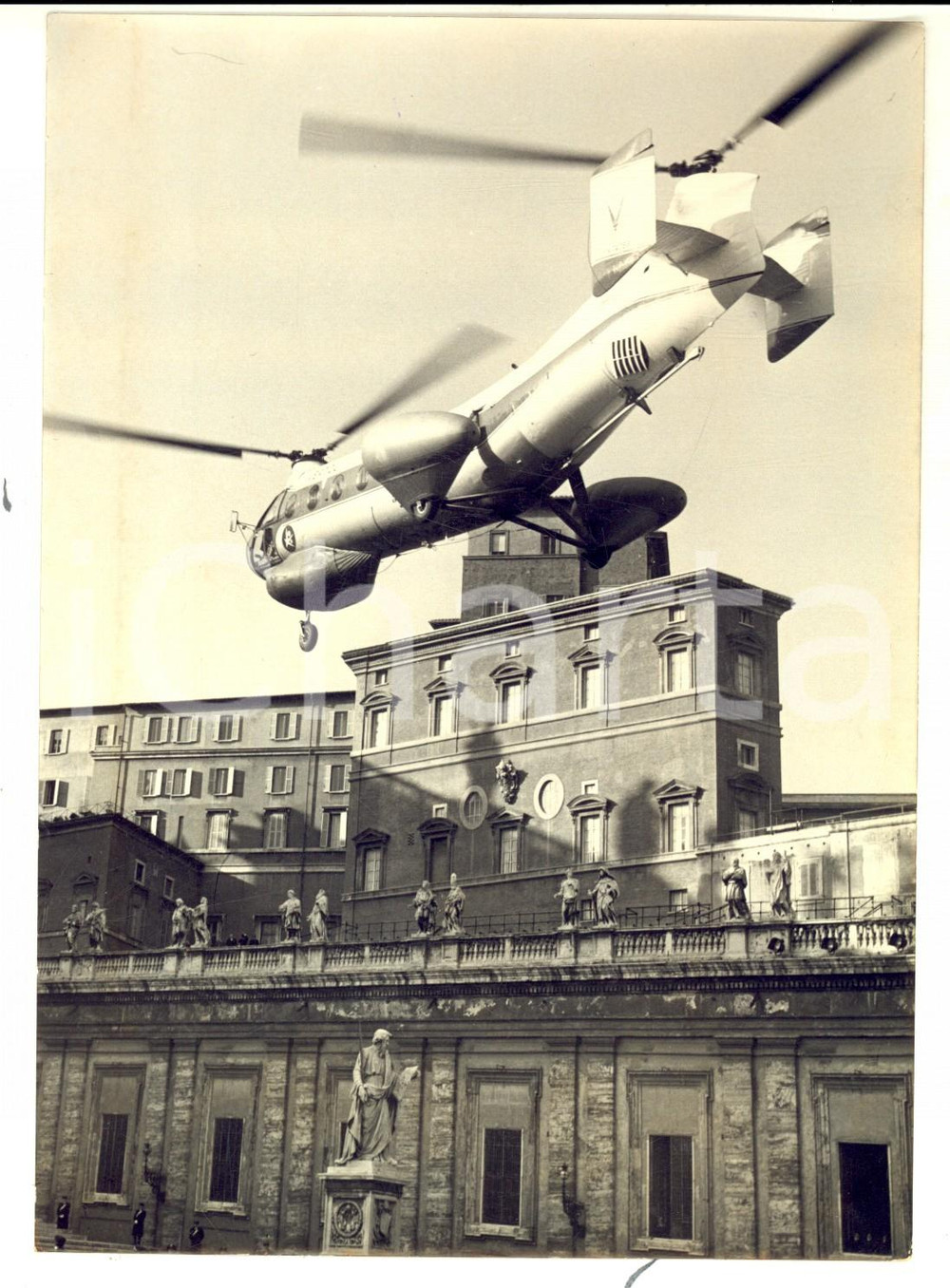 Fotografia d epoca originale 1959 ROMA SAN PIETRO Elicottero VERTOL presentato al Papa Foto 14x18 cm 1