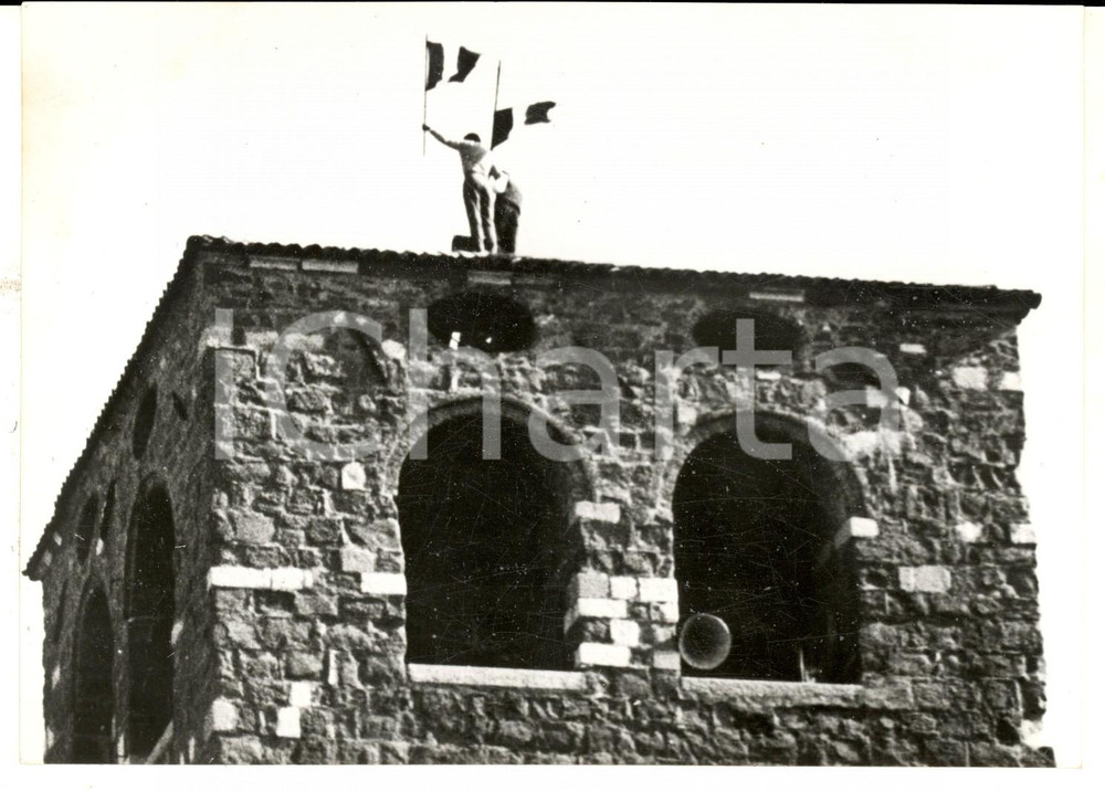 Fotografia d epoca originale 1953 TRIESTE Studenti innalzano il tricolore su SAN GIUSTO Foto 18x13 cm 1