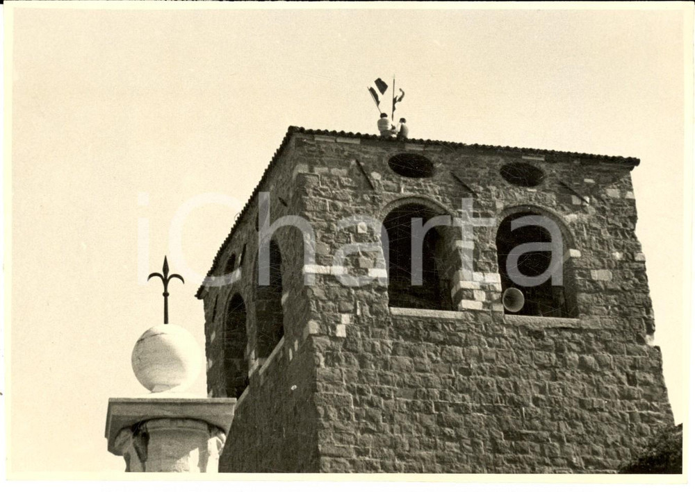 Fotografia d epoca originale 1953 TRIESTE Studenti innalzano il tricolore su SAN GIUSTO  Foto 18x13 cm 1