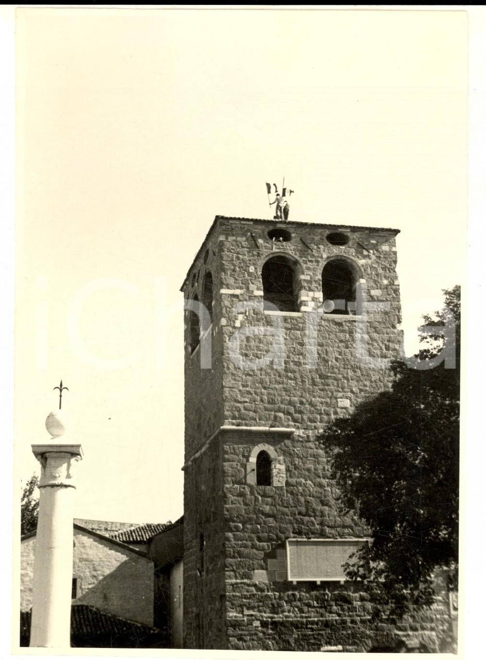 Fotografia d epoca originale 1953 TRIESTE Studenti triestini issano il tricolore su SAN GIUSTO Foto 14x18 cm 1