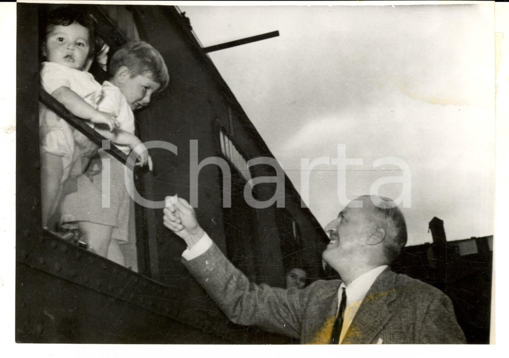 Fotografia d epoca originale 1953 TRIESTE Famiglie angloamericane lasciano la cittÃ  in treno Foto 18x13 cm 1