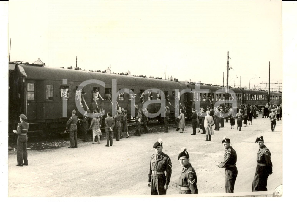 Fotografia d epoca originale 1953 TRIESTE Famiglie inglesi rientrano in patria in treno  Saluti Foto 18x13 1