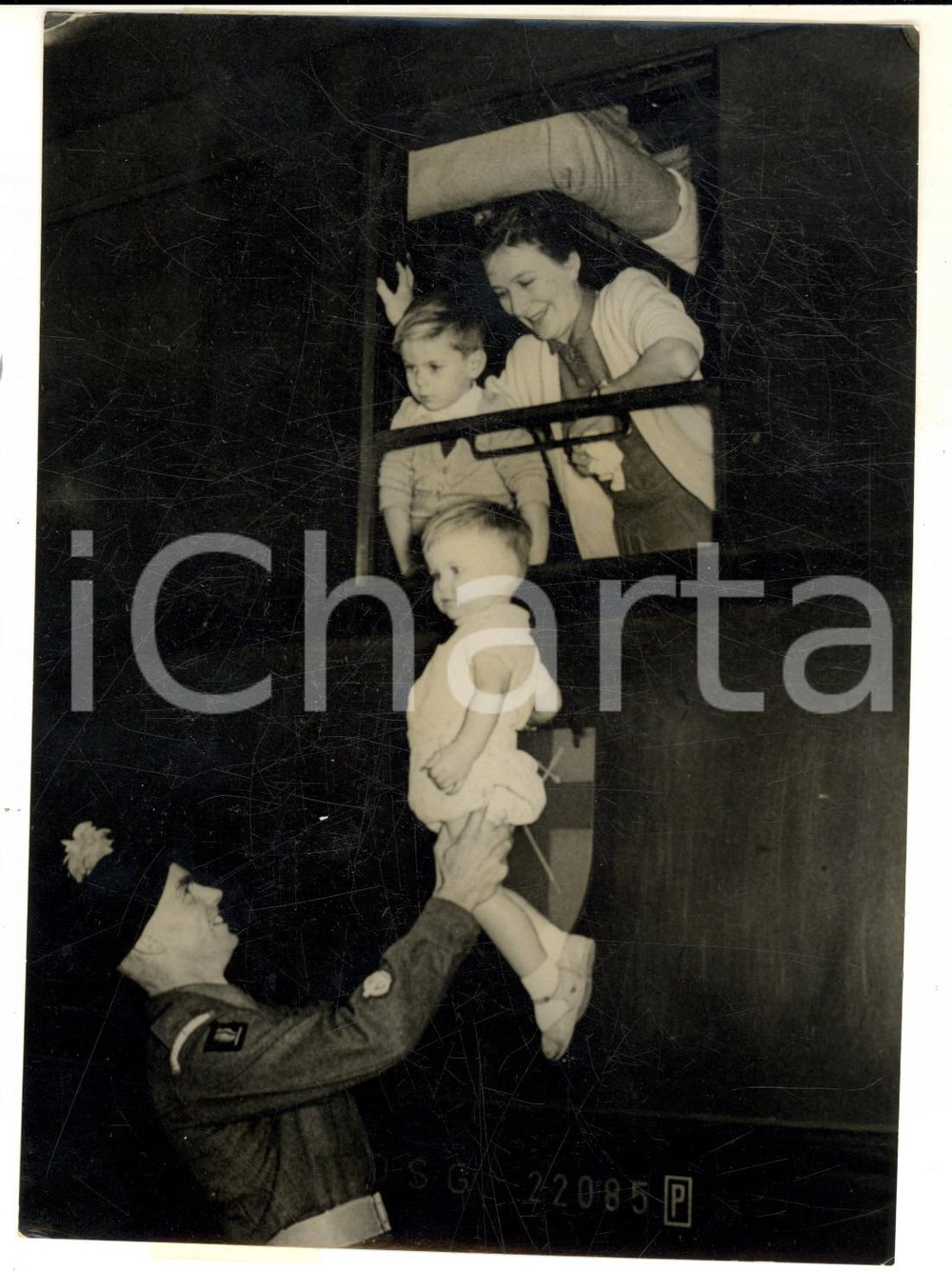 Fotografia d epoca originale 1953 TRIESTE Partenza delle famiglie inglesi in treno  I saluti Foto 13x18 1